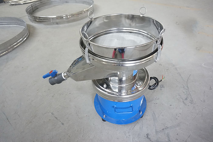 450過(guò)濾篩出料口處加裝閥門裝置,便于控制物料的出料量。