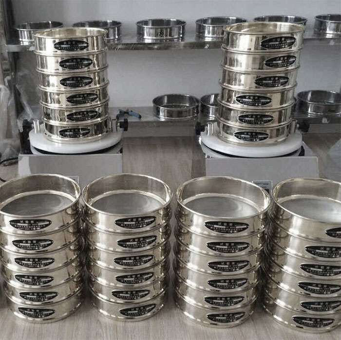 試驗(yàn)篩 試驗(yàn)篩采用SUS403不生銹材質(zhì),篩框壁厚0.6mm經(jīng)久耐用不變形,可耐400°高溫,可用于無機(jī),有機(jī)溶液。